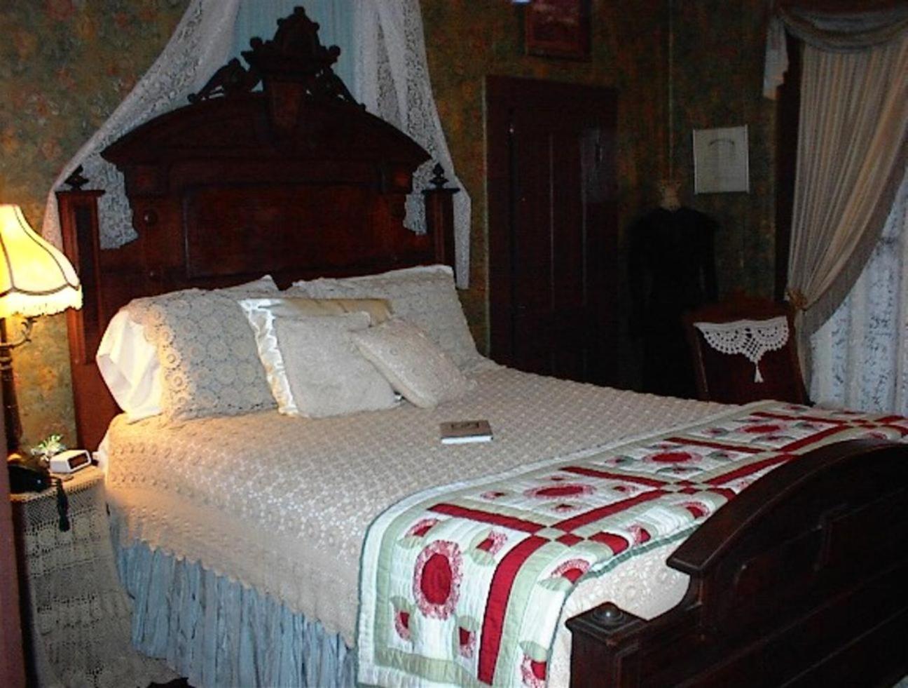 Carleton House Bed And Breakfast Bonham Exterior photo